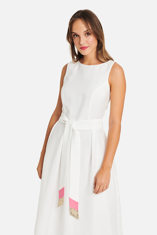 Φόρεμα λευκό με ζώνη με λεπτομέρειες 